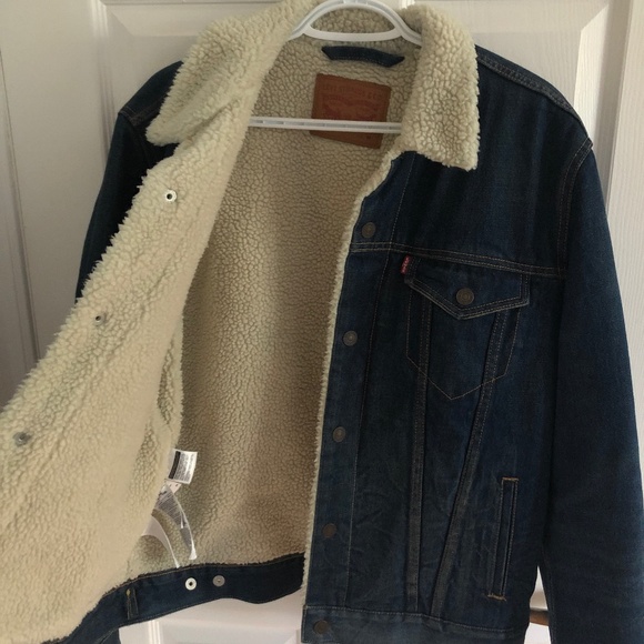 LEVI'S Sherpa Trucker Jacket - Picture 2 of 5